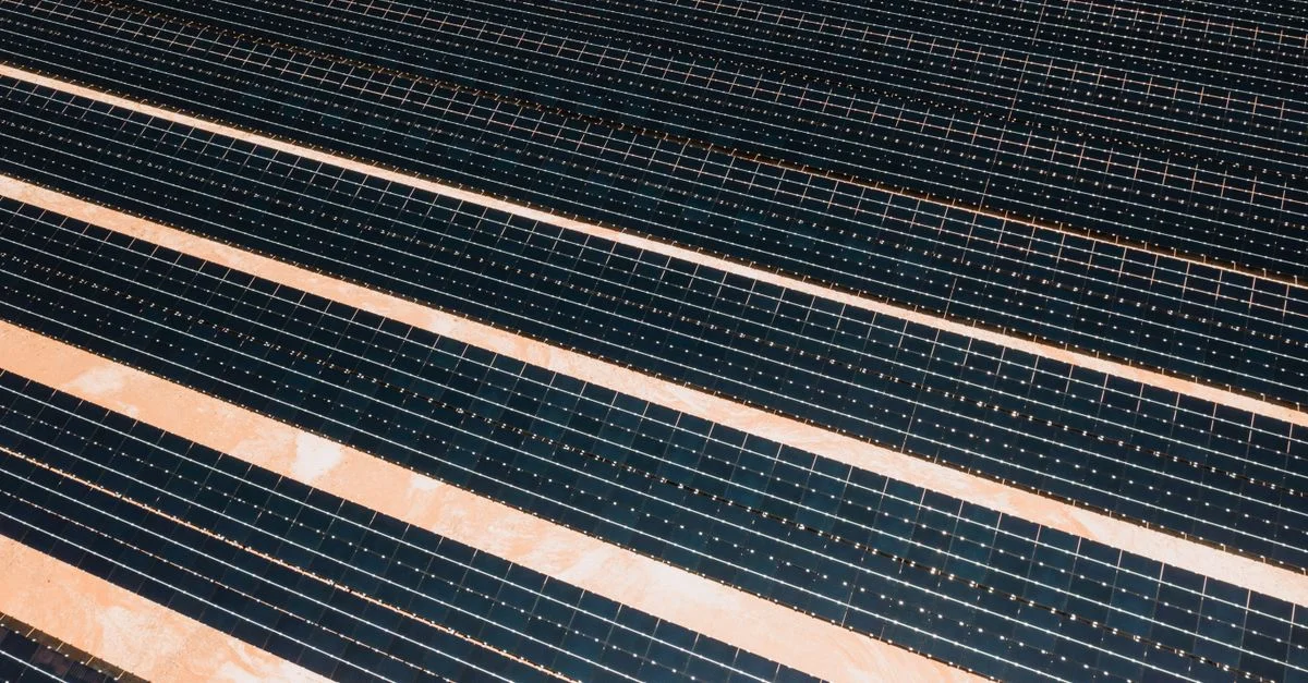 Vue aérienne présentant des rangées de panneaux solaires exploitant l'énergie alternative de manière efficace.
