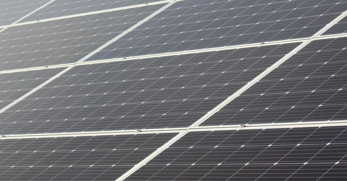 Gros plan détaillé de panneaux solaires exploitant la lumière du soleil pour la génération d'énergie durable.
