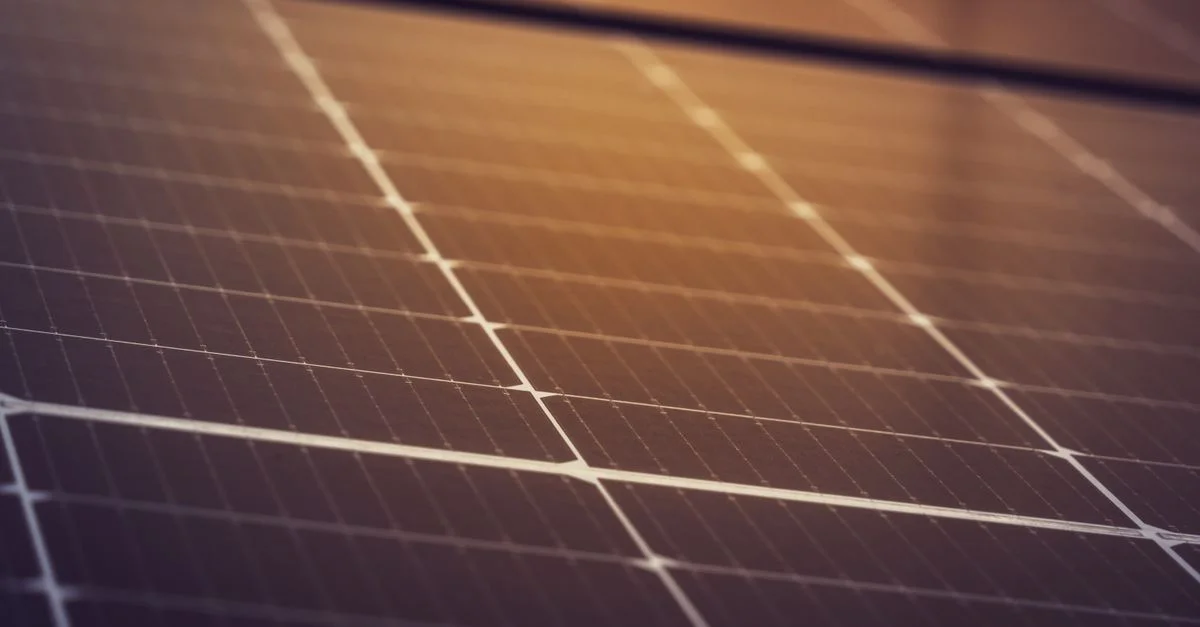 Vue rapprochée de panneaux solaires en Steiermark, en Autriche, mettant en avant la technologie des énergies renouvelables.